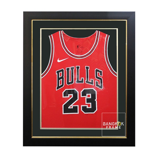 กรอบรูปโชร์เสื้อขาวพร้อมลายเซ็นนักร้องที่ชอบ